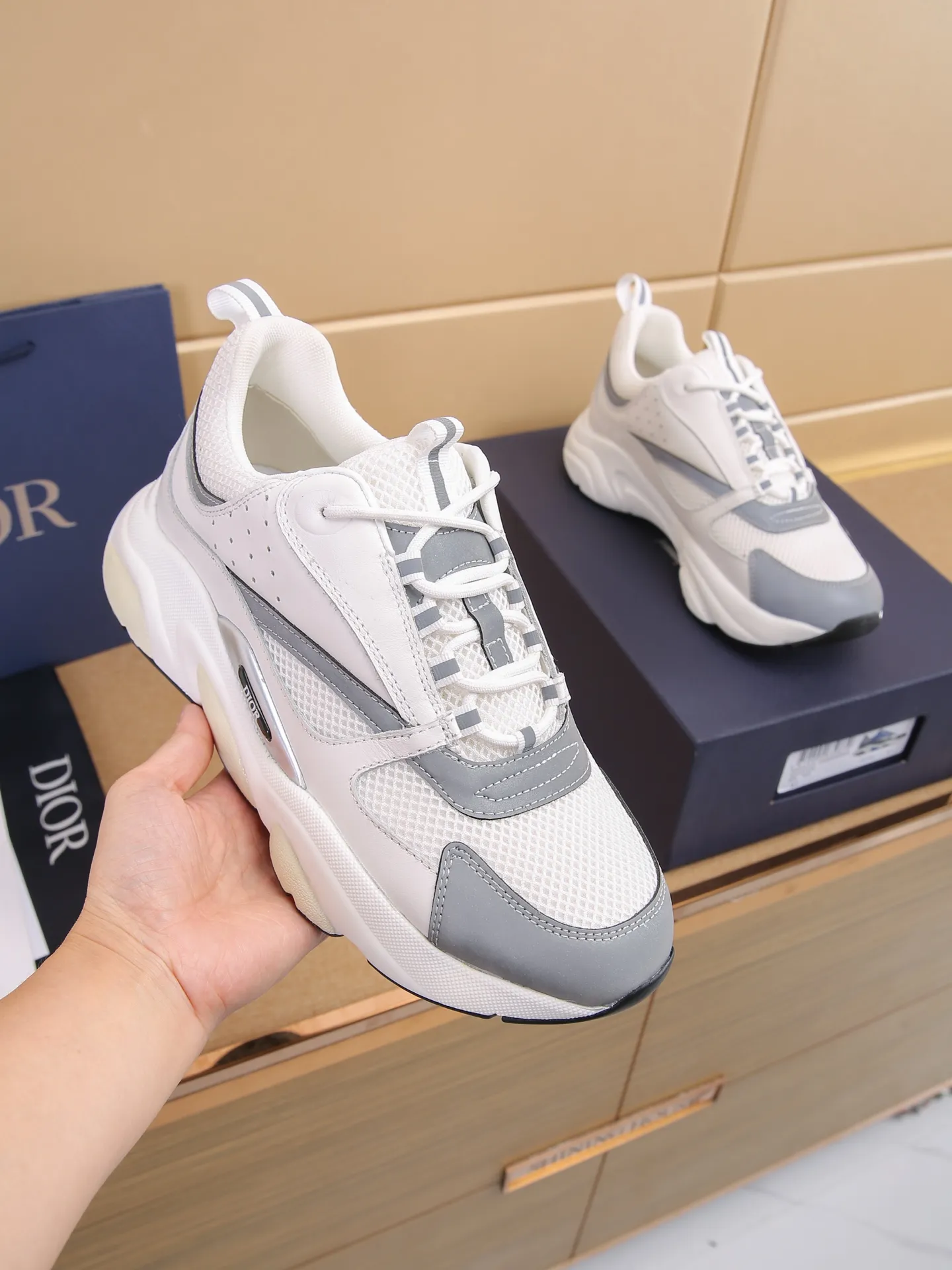 Factory price: 460💰Dior’s top version of D’s b22 men’s sports shoes. Inspired by retro running styles, the chunky low-top silhouette features gray calf leather and blue and white mesh fabric uppers, atop a black, white and blue engraved rubber sole. Nylon ribbon accents the blue mesh tongue and heel counter, and a "dio~" logo appears on the side. Pair it with a suit for a striking contrast and add a sportswear-chic edge to your look. The thick sole can be about 4cm~ Size: 38-45, [46, 47 customized]